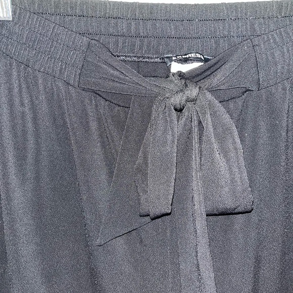 Express Flowy Black Shorts with Waist Bow Tie — Medium - Picture 2 of 5